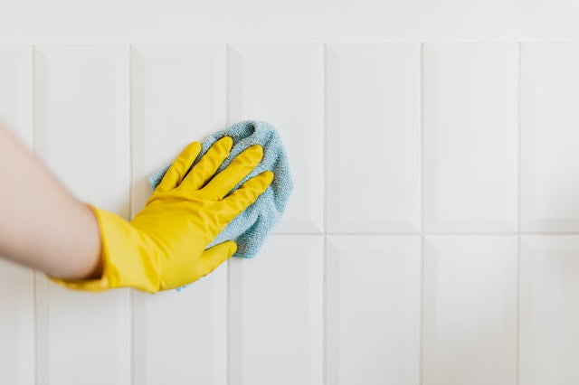 Cleaning tiles, the necessary step of post-renovation cleaning.