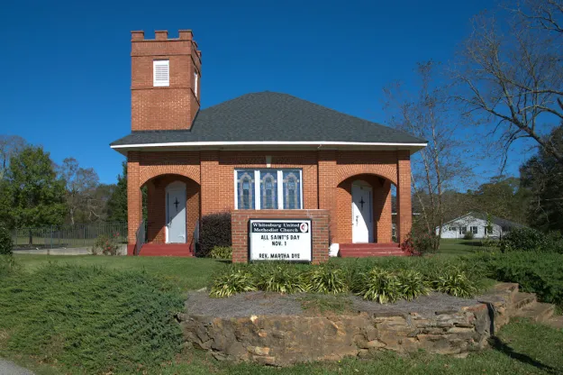 Deep house cleaning services in Whitesburg, GA for kitchens, bathrooms, and living areas