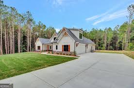 Deep house cleaning services in Bowdon Junction, GA for kitchens, bathrooms, and living areas