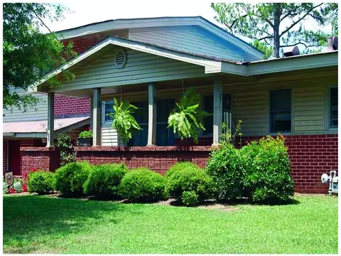Deep house cleaning services in Saks, AL for kitchens, bathrooms, and living areas